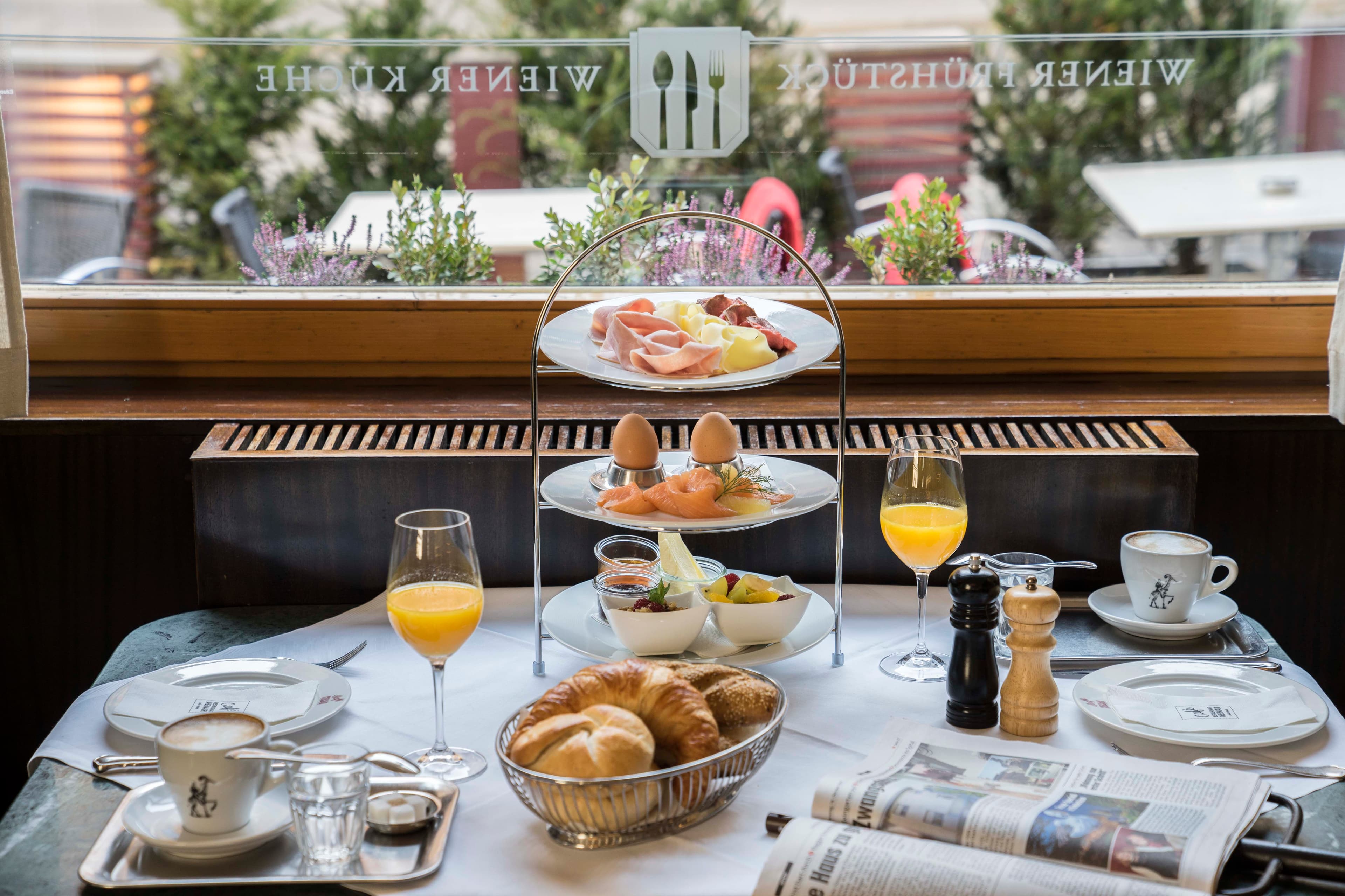 Wiener Frühstück im Café Weimar 1090 Wien - Etagere mit Lachs, Schinken, Käse, Eiern und frischem Gebäck am Fenster