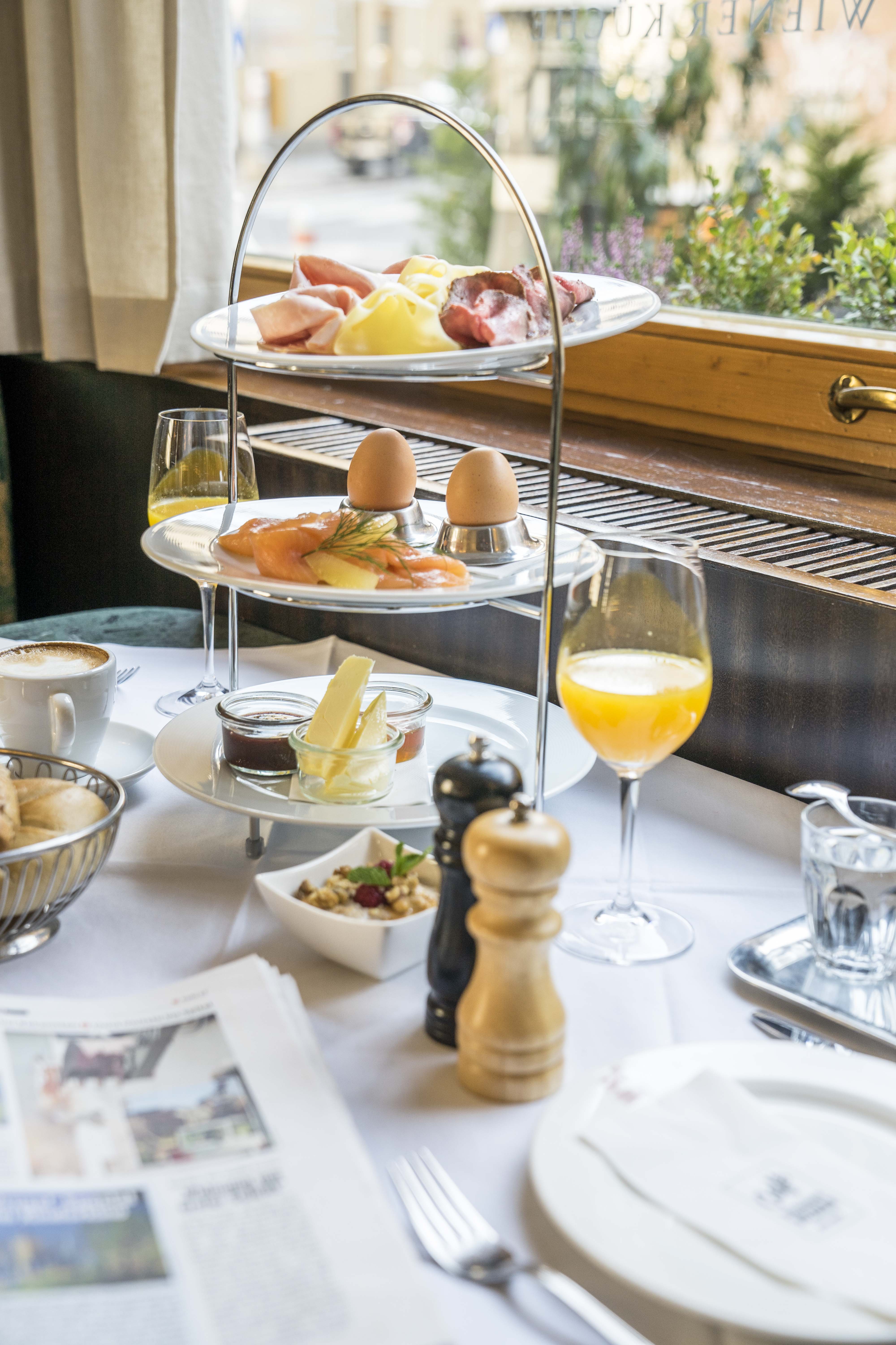 Frühstück 1090 Wien - Elegante Etagere mit Räucherlachs, weichen Eiern, Schinken und Käse im Café Weimar Alsergrund