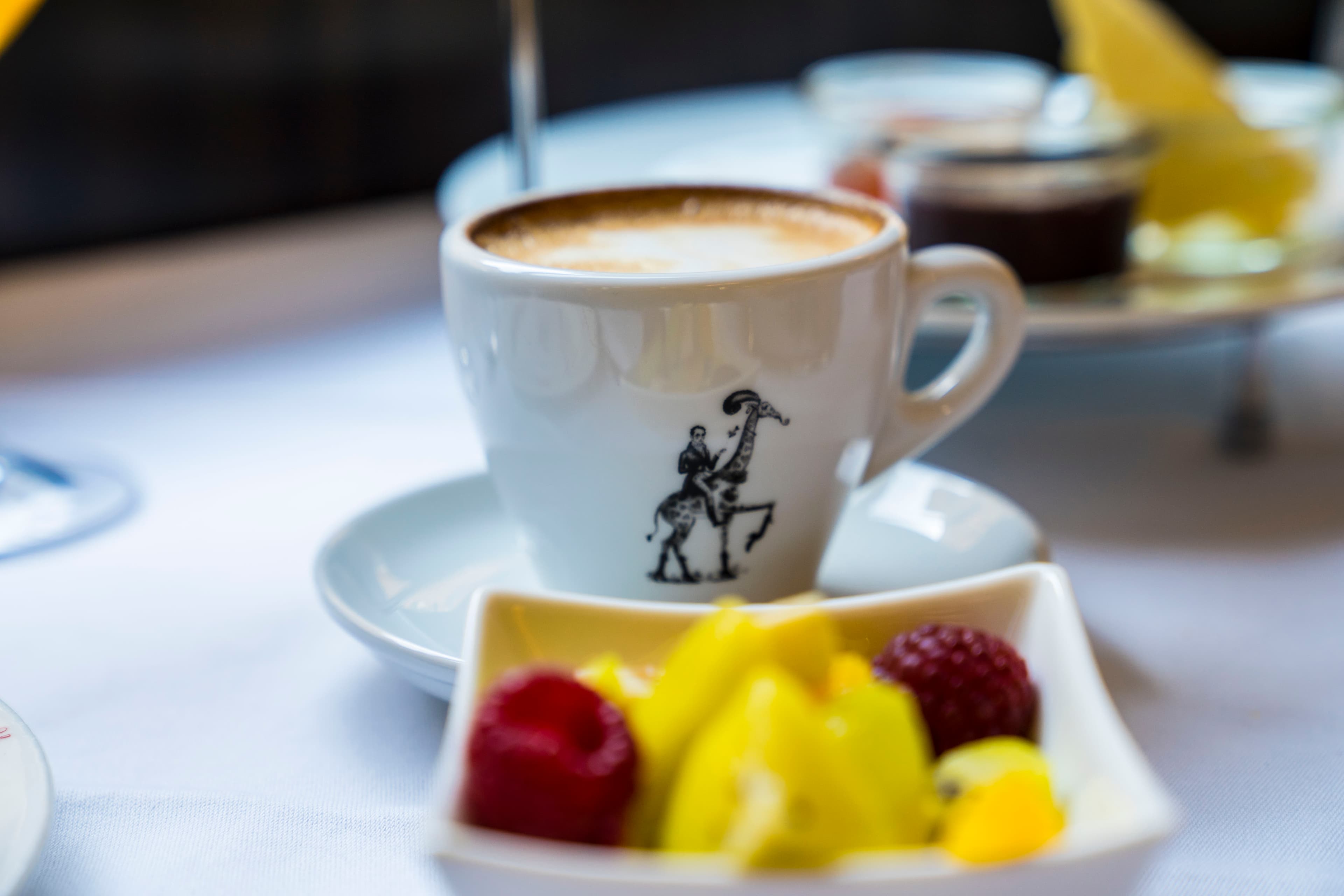 Wiener Kaffeehauskultur - Melange und frische Früchte im Café Weimar