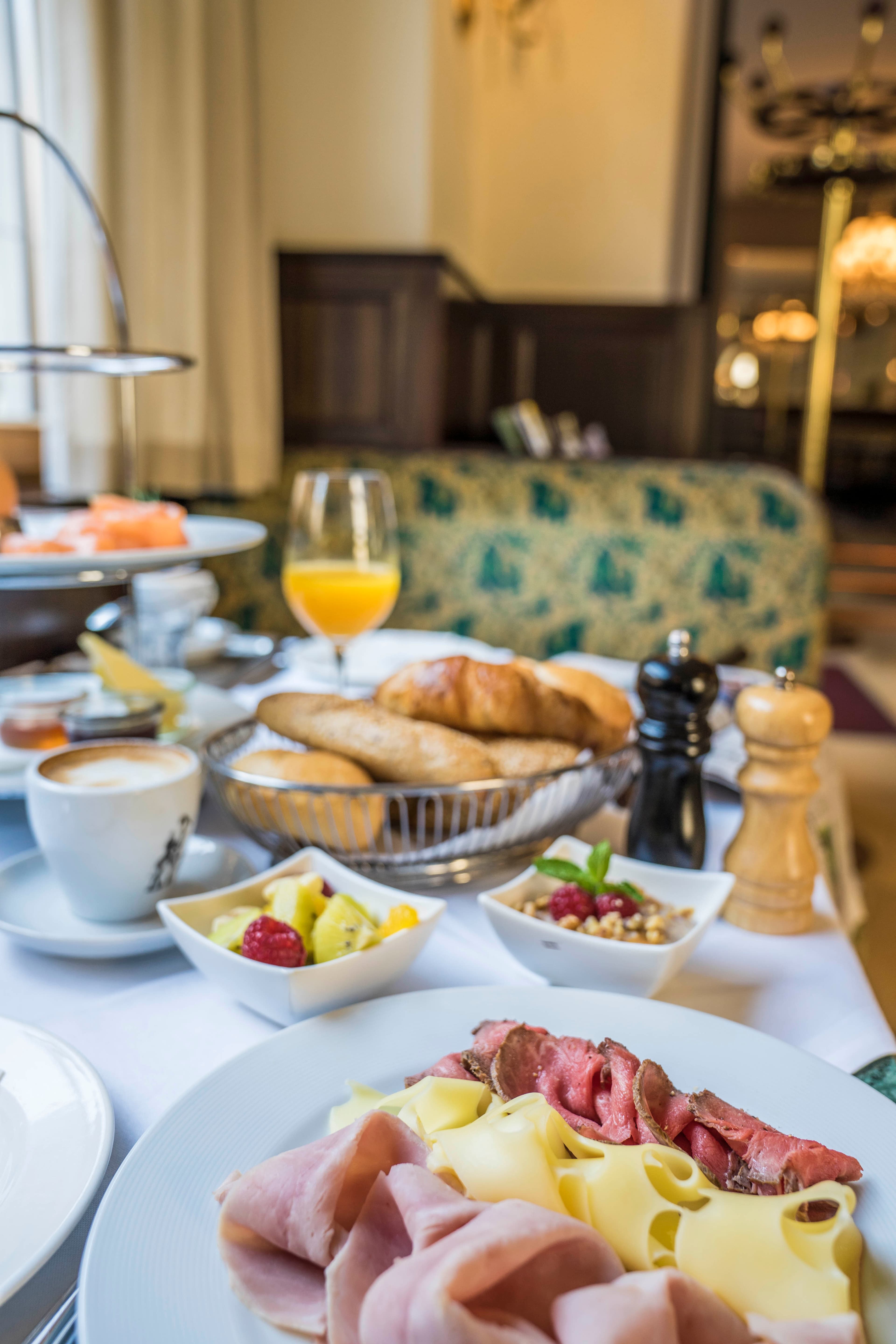 Café Restaurant Weimar Frühstück - Aufschnittplatte mit Schinken, Käse, Roastbeef, Obstsalat und Gebäckkorb im klassischen Wiener Ambiente