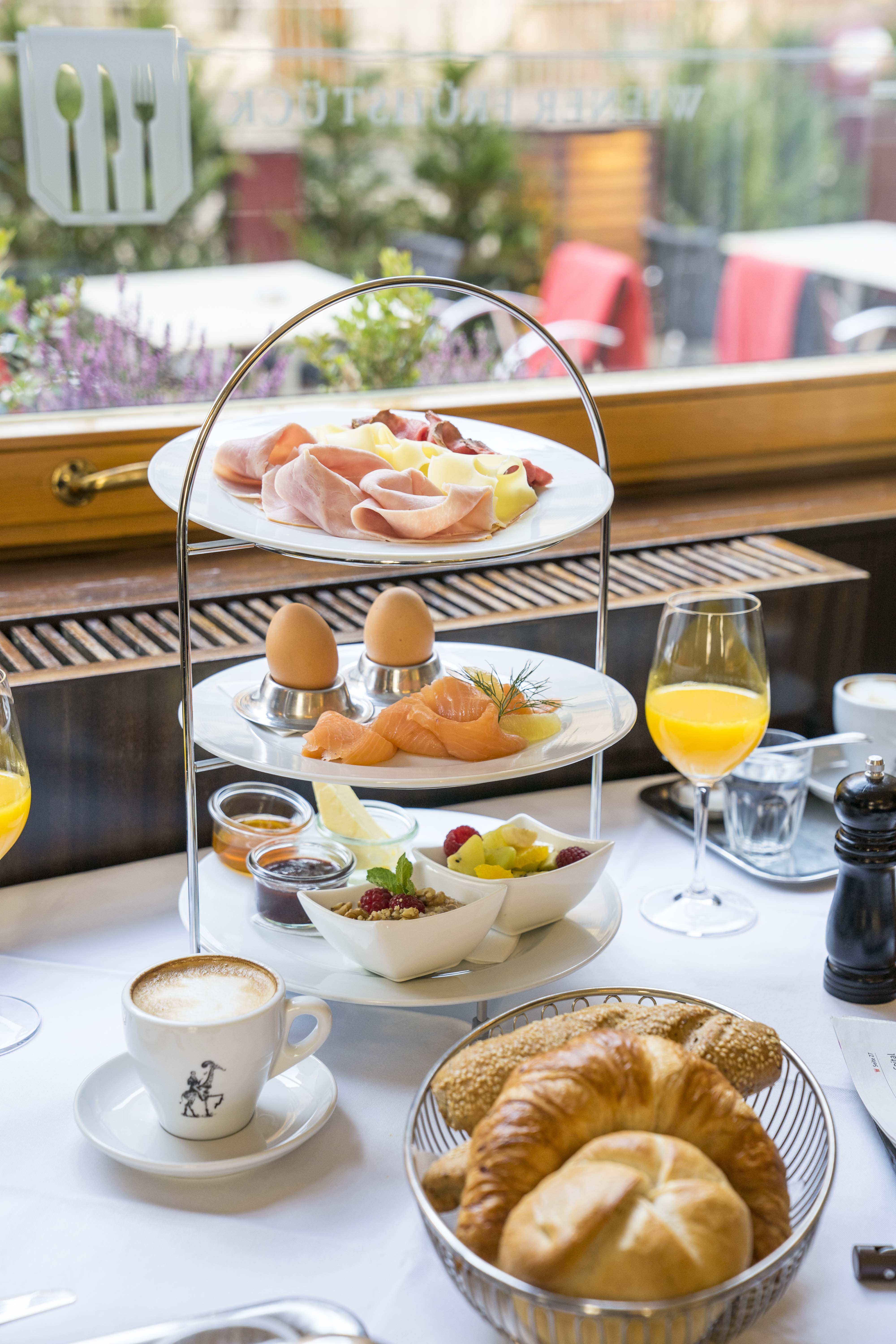 Brunch 1090 Wien - Wiener Frühstücks-Etagere mit Lachs, Aufschnitt, Müsli, Früchten und Melange im Café Weimar