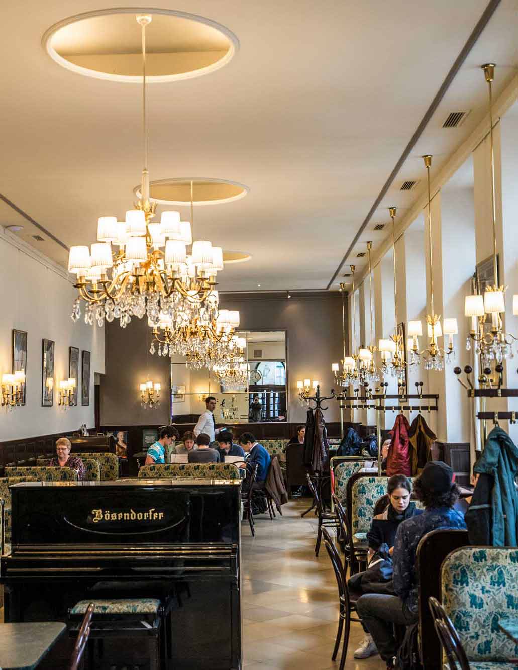 Café Weimar Innenraum mit Bösendorfer Klavier